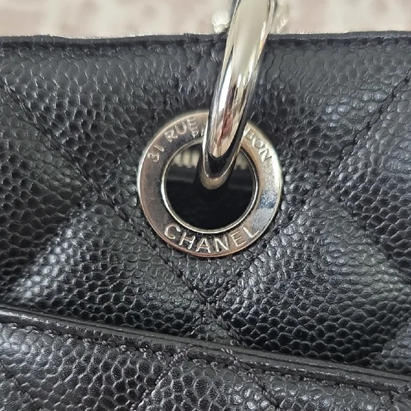 Chanel Black Quilted Shoulder Bag - Picture 3 of 14